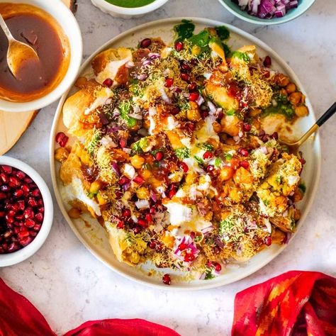 Samosa Chaat - Indian street style chaat made with air fried samosas Fried Samosas, Samosa Chaat Recipe, Chaat Indian, Indian Street Style, Street Food Recipe, Samosa Chaat, Saag Paneer, Cilantro Chutney, Malai Kofta