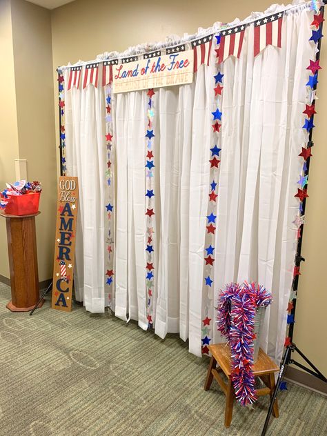 Veterans Day Backdrop, Gymnastics Decorations, Diy Photo Booth Backdrop, America Party, Promotion Ideas, Usa Party, 4th July Crafts, Diy Photo Booth, Window Ideas