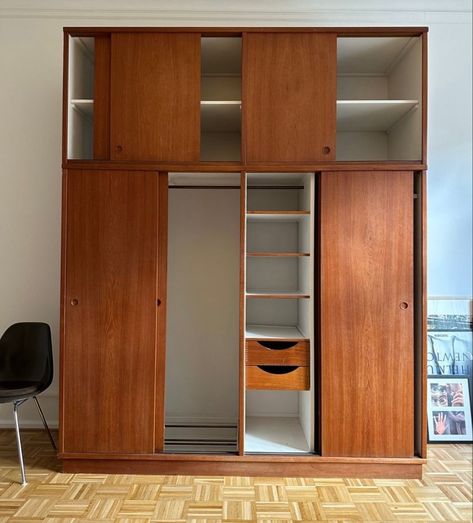 Mid Century Wardrobe Design, Midcentury Closets, Mcm Closet Ideas, Mid Century Closet Design, Mid Century Fitted Wardrobe, Midcentury Modern Closets, Mcm Closet, Bed In Wardrobe, Mid Century Modern Wardrobe