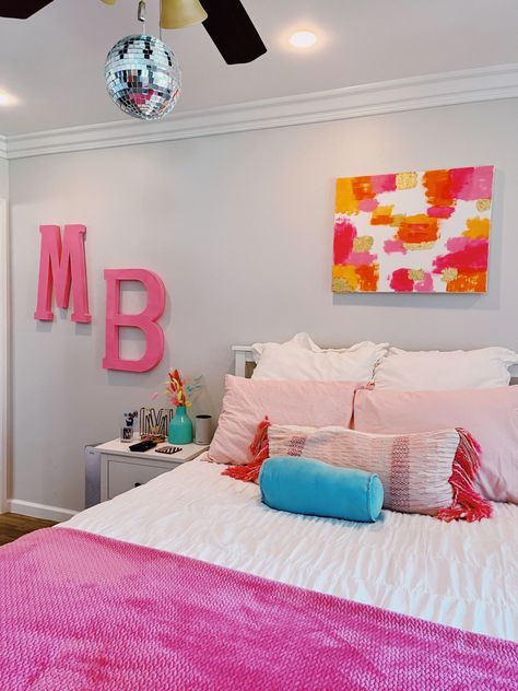 Pink And Orange Room Ideas, Sorority Wall Art, Pink Orange And Blue Bedroom, Cute Dorm Room Ideas Colleges, Sorority Room Decor, Sorority Room Ideas, Pink And Orange Room, Pink And Orange Dorm Room, Pink And Orange Dorm