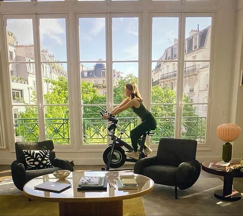 Emily In Paris Interior, Emily In Paris Sylvie Apartment, The Paris Apartment Book Lucy Foley Aesthetic, Emily In Paris Apartment, Emily In Paris Sylvie, Parisian Office, Emily In Paris, Farm Design, Paris Apartments