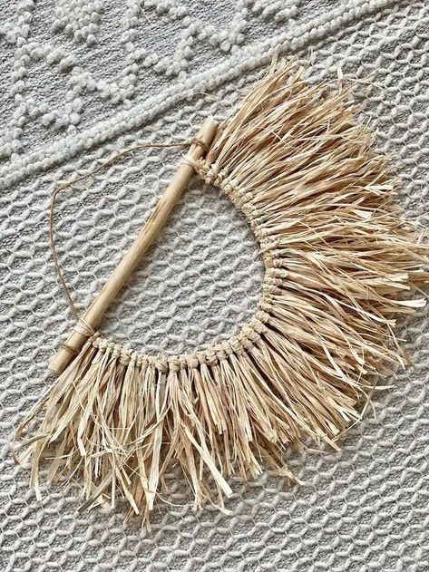 Fan Wall Decor, Raffia Crafts, Macrame Feather Wall Hanging, Boho Crafts Diy, Diy Boho Decor, Diy Decor Ideas, Garden Cafe, Deco Boheme, Home Diy Decor