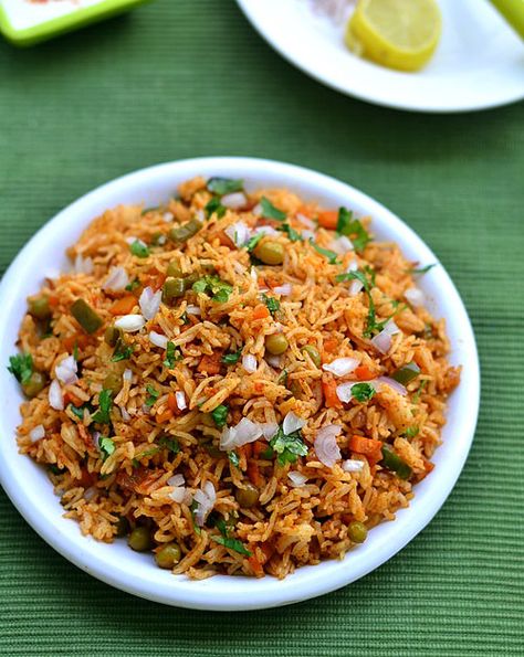 Tawa Pulao recipe Quick Rice Dishes, Tawa Pulao Recipes, Vegetable Pulao Recipe, Tawa Pulao, Vegetable Pulao, Mumbai Street, Veg Biryani, Mumbai Street Food, Ginger Garlic Paste