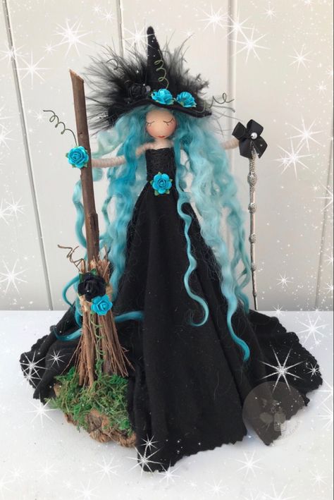 Witch Dolls, Atrapasueños Diy, Halloween Witch Dolls, Fairy Witch, Pagan Crafts, Halloween Fairy, Fairy Art Dolls, Witch Diy, Yarn Dolls