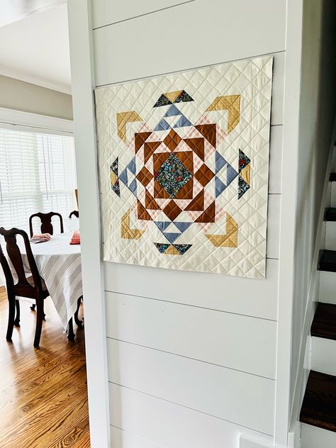 Quilt Hung On Wall, Modern Wall Hanging Quilts, Quilt Wall Hanging Ideas Home Decor, Quilted Wall Hanging Ideas, Small Quilted Wall Hangings, Wall Quilts Patterns Free, Modern Quilt Wall Hanging Patterns, Fall Quilt Wall Hangings, Wall Hanging Quilts Patterns Free