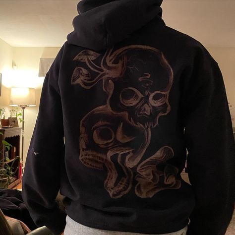 Bleach Art Designs Clothes, Paint With Bleach Hoodie, Bleached Jumper Design, Bleach Painting Clothes Skeleton, Bleached Drawing Shirt, Bleached Hoodie Diy Ideas, Skull Bleach Shirt, Bleach Hoodie Art, Painted Bleach Hoodie