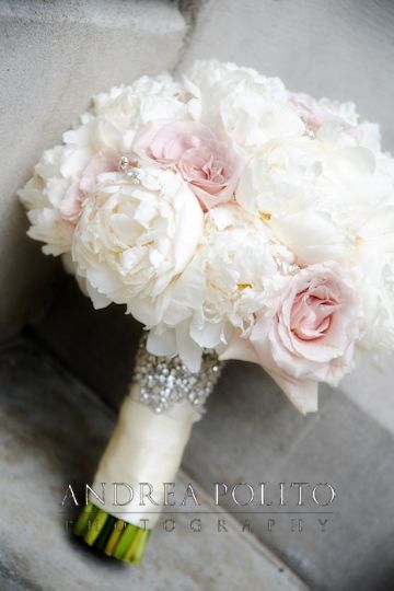 Andrea Polito Photography #Bride #Bouquet #Florals Wedding Bouquets White, Bouquet Bride, White Wedding Bouquets, Deco Floral, White Bouquet, Wedding Time, Bride Bouquets, Bridal Flowers, Blush Wedding