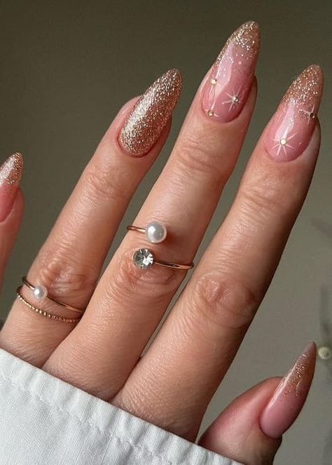 New Year Nails Almond Shape, New Year Theme Nails, New Year Inspired Nails, Ney Year Nails, New Years Eve Nails Ideas 2024, New Year Nails Gold, Round New Years Nails, Glamorous Nails Sparkle, Nails For New Years Eve Sparkle