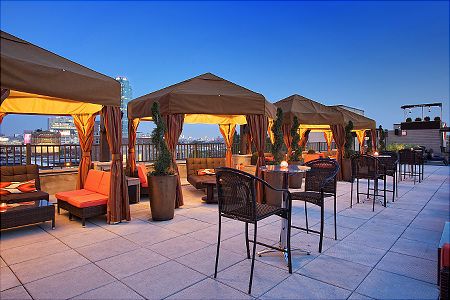 Roof Top Cafe, Rooftop Restaurant Design, Rooftop Dining, Living Room Transformation, Nyc Rooftop, Rooftop Design, Nyc Bars, Pergola Lighting, Best Rooftop Bars