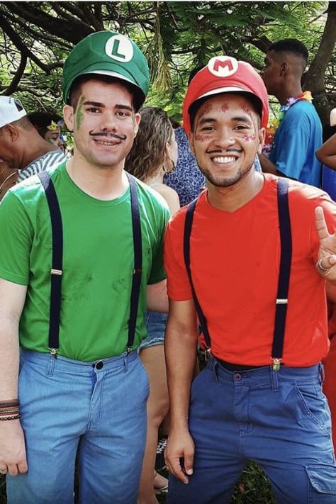 42 Last Minute Halloween Costumes for Men to Impress at Any Party Simple Men Costumes Halloween, Simple Guy Halloween Costume, Simple Halloween Costumes For Men, Customes Halloween, Simple Cosplay, Halloween Costumes For Men, Luigi Costume, Costumes For Men, Easy Cosplay