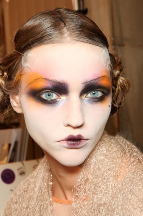 galliano / victorian Victorian Makeup, Circus Makeup, 1920s Makeup, Pat Mcgrath Makeup, Makeup History, Drag Make-up, Styled Hair, Wednesday Afternoon, Avant Garde Makeup