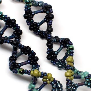 double helix... check comments for link to how-to Dna Beads, Weaving Earrings, Beads Tutorial, Beaded Stuff, Science Jewelry, Beading Inspiration, Double Helix, Seed Beading, Math Art