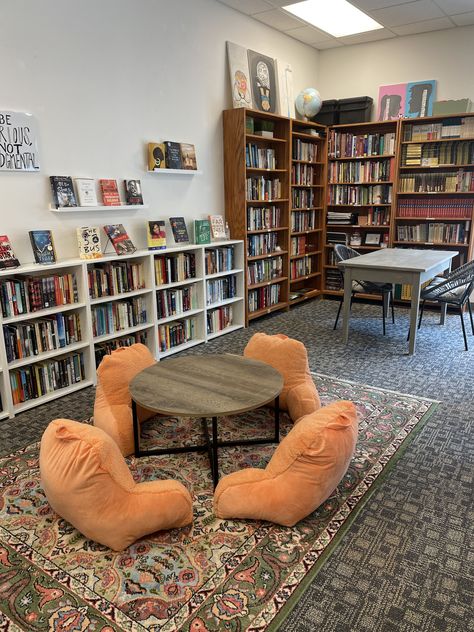 Comfy Classroom Seating, Student Lounge Aesthetic, Cozy Area Classroom, Teacher Desk Setup High School, Thinking Classroom Setup, Cozy Classroom Ideas High School, Career Moodboard, Classroom Flexible Seating, Comfy Classroom