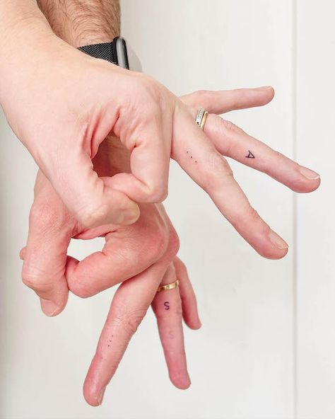 Finger Letter Tattoos, Finger Tattoos Designs, Couples Hand Tattoos, Tatoo Ring, Infinity Tattoos For Couples, Initial Tattoos, Letter S Tattoo, Marriage Tattoos, Infinity Couple Tattoos