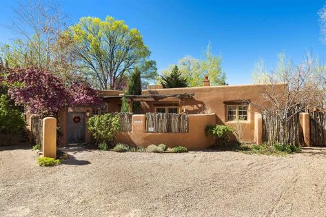 This Classic Pueblo-Style Home in Santa Fe, New Mexico Could Be Yours for $2.3M - Dwell Adobe House Decor, Adobe Small House, Adobe Home Plans, Adobe Houses New Mexico, Adobe Casita, New Mexico Style Home, Santa Fe Style Homes, Gallup Nm New Mexico, La Fonda Hotel Santa Fe