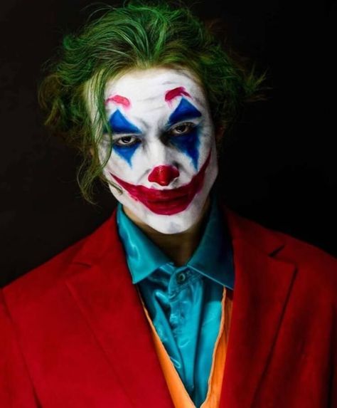 maquillage halloween homme joker en bleu rouge noir blanc Joker Face Paint Easy, Joker Make Up Man, Maquillage Halloween Couple, Makeup Horor, Costume Halloween Homme, Joker Face Paint, Joker Halloween Makeup, Halloween Joker, Maquillage Halloween Simple