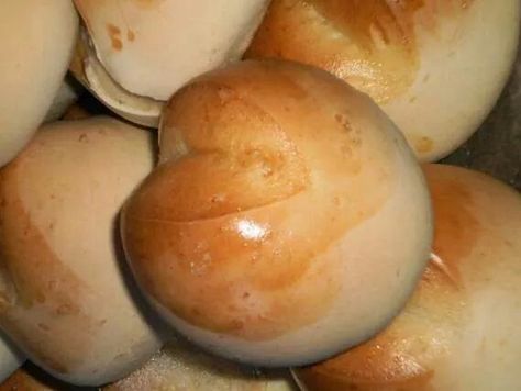 ♥ Pinoy Monay Monay Bread, Reading Filipino, Filipino Bread Recipe, Filipino Bread, Baking Corner, Philippine Cuisine, Filipino Desserts, Filipino Dishes, Bread Roll