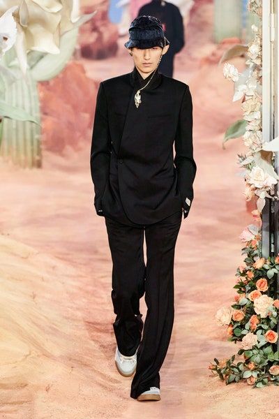 Dior Men Spring 2022 Menswear Collection - Vogue Dior Summer, Dior 2022, Crystal Photography, Best Of Fashion Week, Gala Outfit, Dior Men, Chinese Style Dress, Kim Jones, Prada Collection