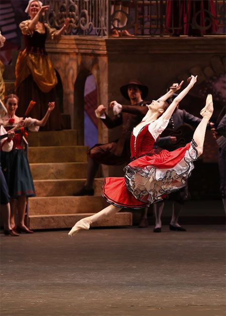 Svetlana Zakharova as Kitri in Don Quixote (Bolshoi Ballet) Kitri Ballet, Ballet Leap, Tchaikovsky Swan Lake, Don Quixote Ballet, Ballerina Pointe Shoes, Flexibility Tips, Pointe Shoes Ballet, Ballet Dance Photography, Ballet Painting