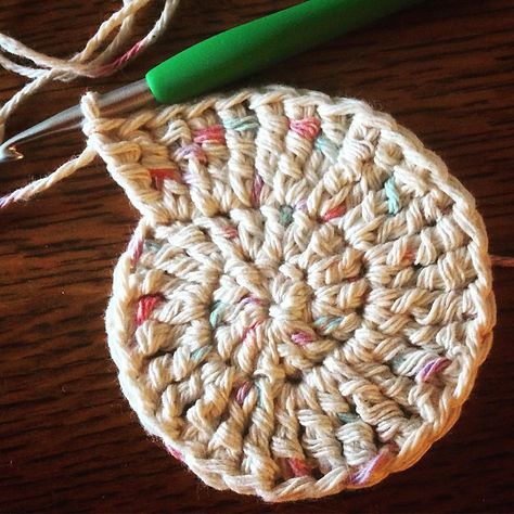 Seashell Coasters Crochet, Crochet Coastal Coasters Free Pattern, Sea Shell Coasters, Seashell Coasters, Shell Coasters, Kitchen Scrubbies, Wayuu Bags Pattern, Knitting Things, Crochet Dreams