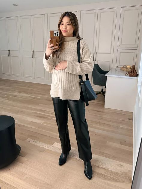 "10 Cozy and Chic Winter Outfits for Pregnant Women" - Magic of Clothes Winter Preggo Outfits, Pregnant Outfit Winter, Winter Outfits For Pregnant Women, Cozy Pregnancy Outfits, Outfit Ideas For Pregnant Women, Classy Maternity Outfits, Pregnancy Winter Outfits, Maternity Pants Outfit, Outfits For Pregnant Women