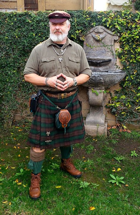 Men's Kilts Fashion, Kilt Outfit Men, Kilts Men, Cosplay Making, Kilted Men, Scottish Men, Fluid Fashion, Scottish Man, Kilt Outfits