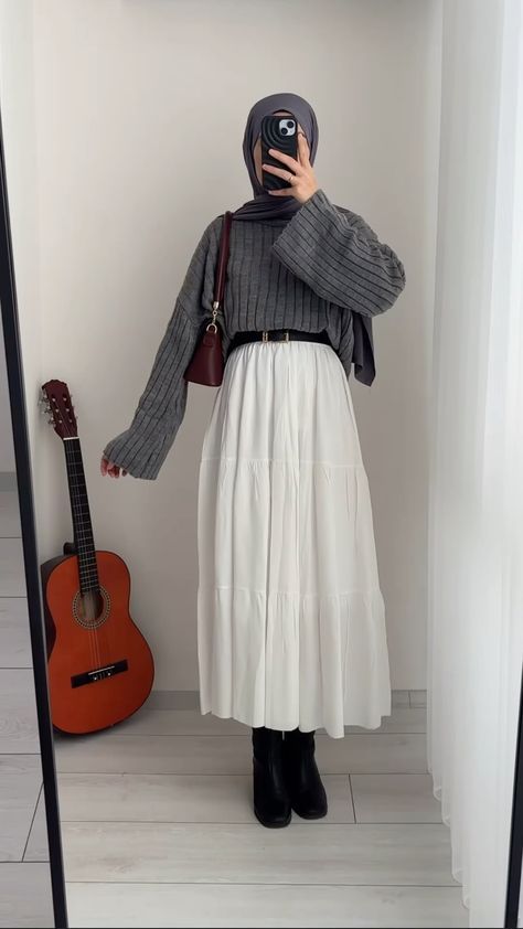 Long Skirts Hijab Outfits, Hijab Skirts Outfit, Long Demon Skirt Outfit, Skirt Outfits Hijab Winter, White Skirt Outfit Ideas Hijab, Hijab Skirt Outfit Casual, Casual Muslimah Outfit, Skirt Muslimah Outfit, Hijabi Outfits Casual Skirts