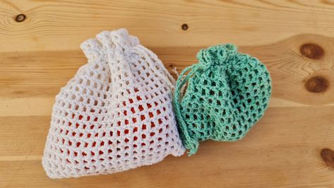 Handbag Design Ideas, Easy Crochet Bags, Crochet Drawstring Bag, Crochet Mini Bag, Drawstring Bag Pattern, Crochet Lingerie, Crochet Hot Pads, Bags Patterns, Small Drawstring Bag