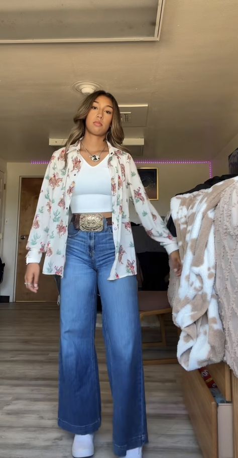 Western Outfits With Button Up, Western Outfits With Wide Leg Jeans, Pearl Snap Outfit Women, Winter Western Outfits Women Casual, 7 Jeans Outfit Western, Simple Rodeo Outfits For Women, Rodeo Outfits Winter, Buckle Bunny Outfits, Country Concert Outfit Jeans