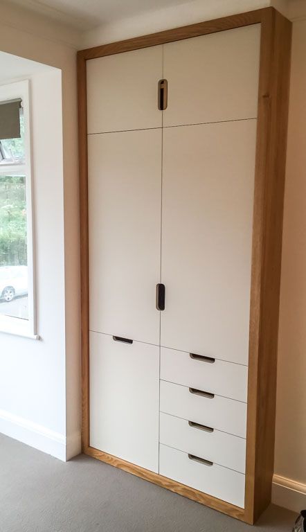 sparyed doors oak surround Pantry Wall Shelves, Entryway Pantry, Cupboard Layout, Scandanavian Interiors Bedroom, Scandanavian Interiors, Dining Room Cupboards, Modern Shaker Style, Alcove Wardrobe, Hallway Cupboards