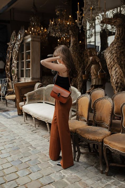 femme tenue Sézane sac milo cuir brun Sezane Bag, Outfit Printemps, Style Inspiration Summer, Total Look, Cloth Bags, Style Guides, Luxury Bags, Winter Fashion, Porter