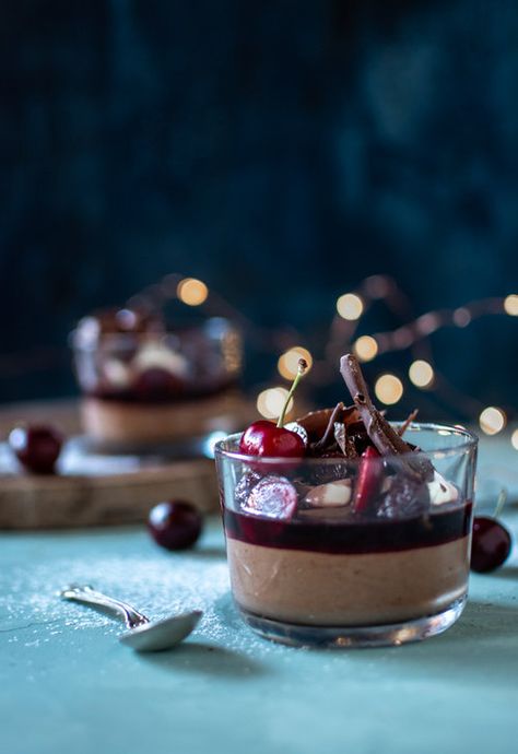 Black Forest Mousse Dessert, Chocolate Cherry Mousse, Christmas Chocolate Mousse, Elegant Chocolate Desserts, Black Forest Desserts, Christmas Mousse Dessert, Black Forest Dessert, Dark Chocolate Mousse, Forest Dark