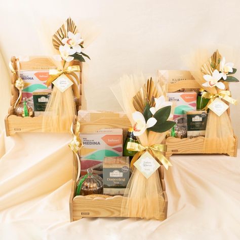 12 Raya Gift Sets & Hampers You Can Send To Your Loved Ones To Brighten Up Their Day Hamper Raya Ideas, Hampers Lebaran Aesthetic, Hampers Ramadhan, Ide Hampers Lebaran, Aesthetic Hampers, Hampers Idea, Hampers Packaging, Hampers Ideas, Dessert Boxes Packaging