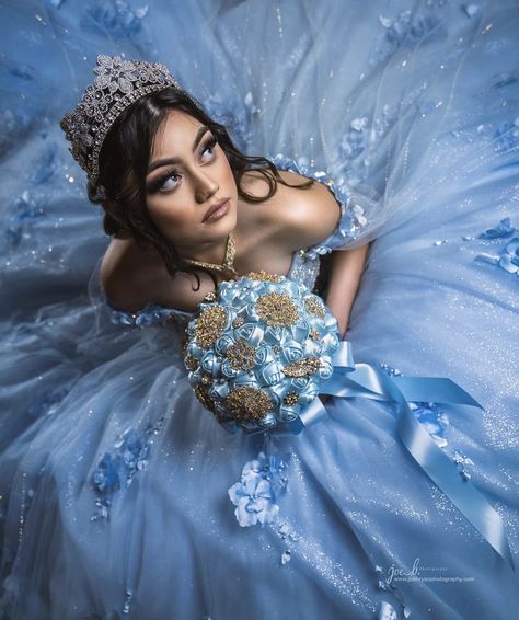 Sky Blue Ball Gown, Quince Picture Ideas, Quinceañera Photoshoot Ideas, Quince Photoshoot Ideas, Cinderella Quinceanera, Quince Pictures, Sweet 16 Pictures, Princess Photo Shoot, Quinceanera Pictures