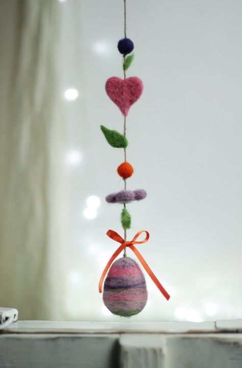 Easter Egg Decoration - Needle Felt Egg Ornament - Home Decoration Waldorf Easter Crafts, Felt Easter Crafts, Felt Egg, Easter Egg Decoration, Egg Decoration, Felt Toys Patterns, Waldorf Crafts, Needle Felting Diy, Needle Felted Christmas