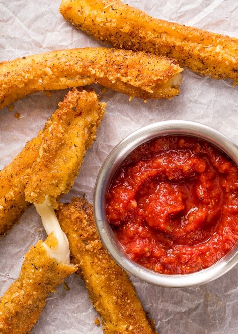 Keto mozzarella sticks are a gooey, cheesy low carb appetizer that kids and family member all love at only 2g net carbs per serving! Made with either almond flour or pork rinds then pan fried for a crispy outside texture with a cheesy, gooey inside. Healthy Mozzarella Sticks, Keto Mozzarella Sticks, Keto Pork Rinds, Fried Cheese Sticks, Food Mediterranean, Homemade Mozzarella Sticks, Simple Appetizers, Low Carb Appetizer, Samantha Harris