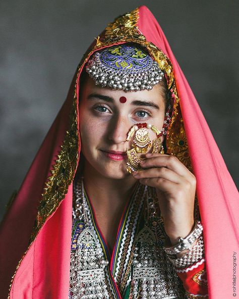 2,354 Likes, 16 Comments - Himachal Pictures (@himachalpictures) on Instagram: “Corrina Lewis (@corriblewis), wearing the traditional Himachali/Gaddi attire and the stunning…” Epic Pictures, Indian Bridal Jewellery, Indian Nose Ring, Pakistani Fashion Casual, Pearl Necklace Designs, Jewelry Set Design, Folk Dresses, Aesthetic People, Nose Jewelry