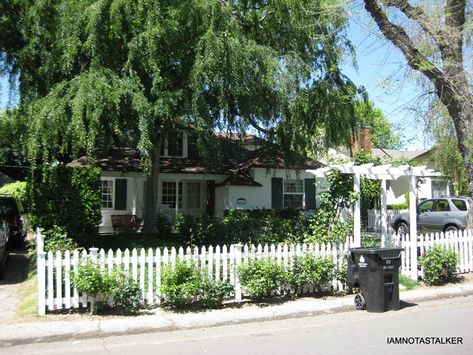 Isabel’s House from the “Bewitched” Movie | IAMNOTASTALKER Bewitched Movie, Cottage Beach House, Cottage Windows, Home Wine Cellars, Cottage Shabby Chic, House Vibes, American Houses, Pastel House, House Construction Plan