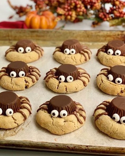 Peanut Butter Spider Cookies, Snack Halloween, Kiss Cookie Recipe, Chocolate Kiss Cookies, Peanut Butter Cups Recipe, Recetas Halloween, Halloween Spiders, Spider Cookies, Halloween Cookies Decorated