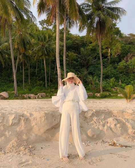 Ootd Beach Summer Outfits Hijab, Hijab Pantai Style, Outfit Beach Hijab, Bali Outfit Ideas Hijab, Bali Summer Outfits, Beach Hijab Outfit Ideas, Hijab Beach Outfit, Outfit Hijab Ideas, Hijabi Fashion Summer