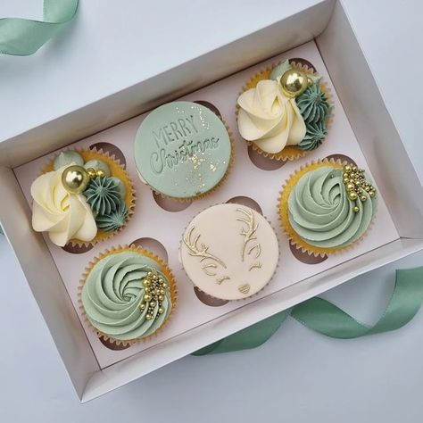 Choco Bear Cakes on Instagram: "Are you Sage and Gold or Neutrals?? I just couldn't decide on one colour palette, so I had to do two!! Colours - @colour.mill Sage/Clay/White Nozzels - @wiltoncakes 1B/6B/1A Stamp - @cookiekut_ Boxes - @sugarandcrumbs2022 Sprinkles - @shirebakery #cupcakelove #prettycupcakes #cupcaketrends #cupcakepiping #cupcakenozzels #cupcakeinspo #cupcakegrid #sageandgold #neutralcupcakes #manchestercupcakes #colourmillmade #colourmill #wiltoncakes #Reindeercupcake #w Sage Green And Gold Cupcakes, Sage Green Cupcakes, Beautiful Cupcakes Birthday, Cupcake Icing Designs, Mint Green Cakes, Winter Cupcakes, Cupcake Inspiration, Graduation Party Cake, Green Cupcakes