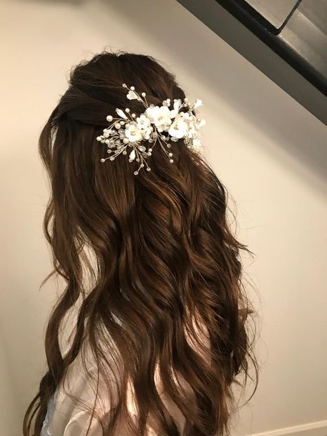 Wedding Hair Minimal, Minimal Bride Hairstyle, Minimal Wedding Hairstyles, Minimal Hairstyle Wedding, Hair Styles With Flower, Romantic Wedding Hair Down, Wedding Down Hairstyles For Long Hair, Hair Styles With Flowers, Short Hair Bride Hairstyles