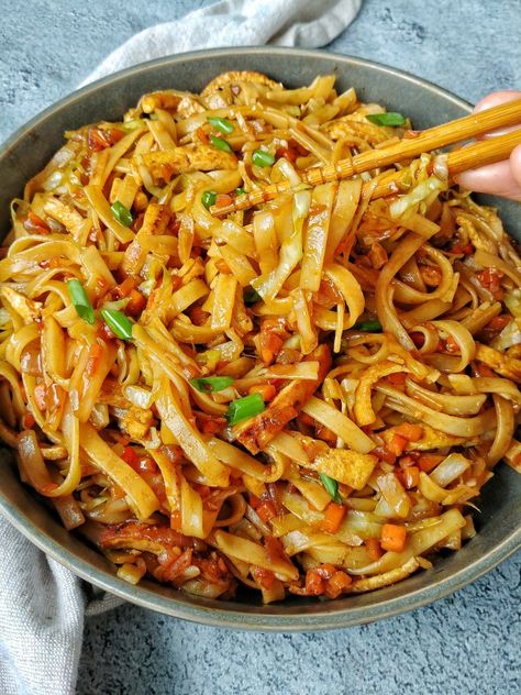 Vegan Stir Fry Noodles, Vegan Stir Fry, Meal Inspiration, Stir Fry Noodles, Lo Mein, Cook Up A Storm, Sweet Chili Sauce, Hoisin Sauce, Cooked Vegetables