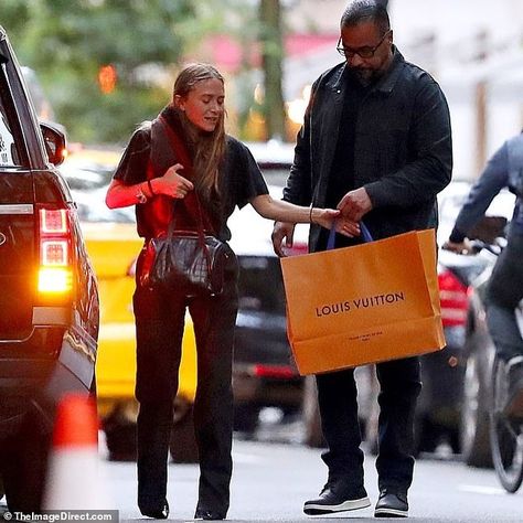 olsen oracle sur Instagram : MARY-KATE AT HER BDAY DINNER! 👑 (6.13.2019 via @dailymail) • • • • • • • • • • • • • • • • • #TheRow #fashion #inspiration #photooftheday… Mary Kay And Ashley Olsen Style, Ashley Olsen 2023, Mary Kate Olsen Makeup, Celeb Paparazzi, Best Dressed Ashley, Black Work Outfit, Mom Inspo, Olsen Sisters, Mary Kate And Ashley Olsen