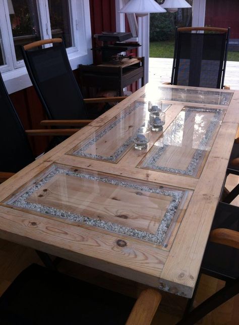 bord med stenar och glasskiva Door As Table Top, Doors Made Into Tables, Door Dining Table Diy, Tables Made From Doors, Door Recycling Ideas, Old Door Tables, Door Dining Table, Old Furniture Makeover, Old Door Projects