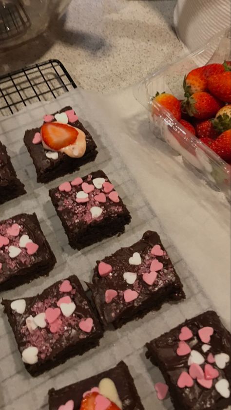 Brownies With Pink Frosting, Cute Brownie Decorating Ideas, Pink Brownies, Decorate Brownies, Pink Brownie, Decorated Brownies, Valentines 2024, Heart Strawberry, Valentines Aesthetic