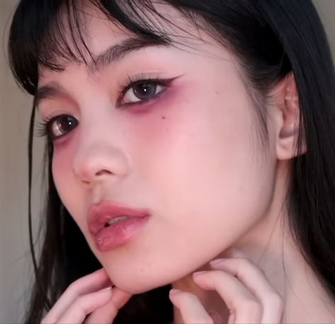 jessica vu makeup look femme fatale Dark Fem Eye Makeup, Jessica Vu Makeup, Femme Fatale Makeup, Femme Fatale Aesthetic Dti, Feme Fatale Aesthetic Makeup, Coquette Femme Fatale, Jessica Vu, Female Fatale Affirmations, Vampy Makeup