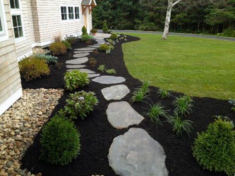 20 Beautiful Examples of Incorporating Mulch into Landscaping Dark Mulch Landscaping, Backyard Landscapes, Mulch Landscaping, Indoor Pools, Rock Garden Landscaping, Stone Path, Backyard Fire, Home Landscaping, Garden Path