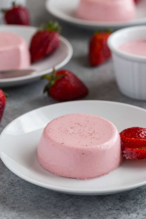 Strawberry Panna Cotta Recipe, Strawberry Panna Cotta, Panna Cotta Recipe, July Recipes, Dessert Aux Fruits, Fruity Desserts, Camp Style, Simple Summer, Oatmeal Chocolate Chip Cookies