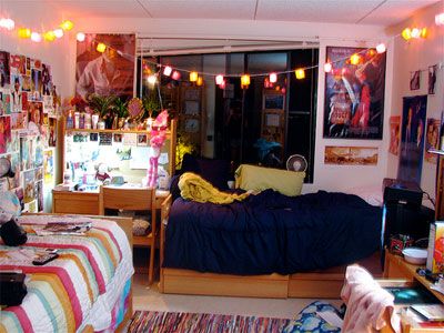 5 Dorm Room Shopping Tips Dorm Room Supplies, Dorm Layout, Dorm Room Layouts, Boho Apartment, Dorm Design, Apartment Wall Decor, Dorm Sweet Dorm, Apartment Walls, Dorm Inspiration